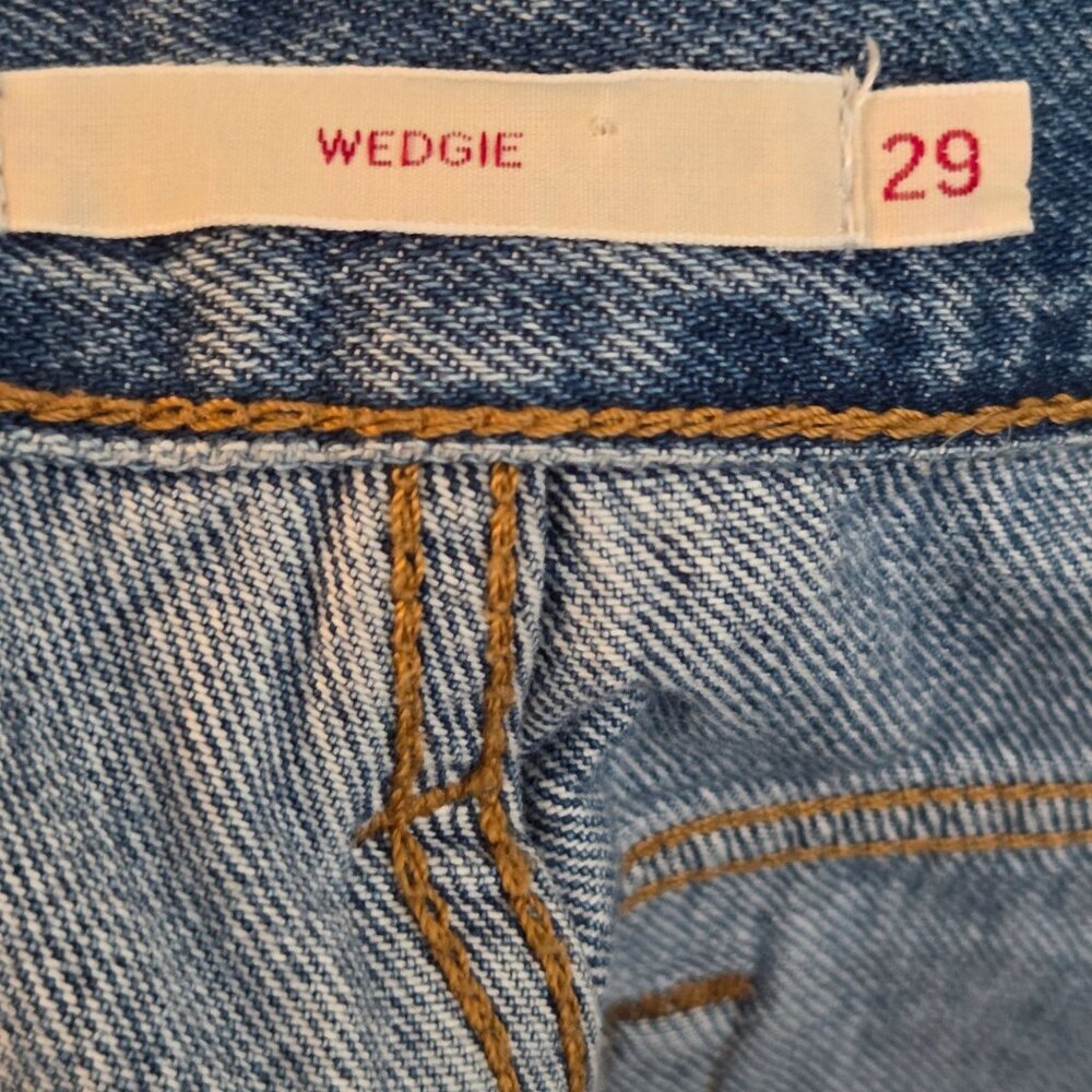 Levi's Women's Denim Jeans Button Fly Wedgie Fit Distressed Blue Size 29 Ankle - Picture 7 of 9